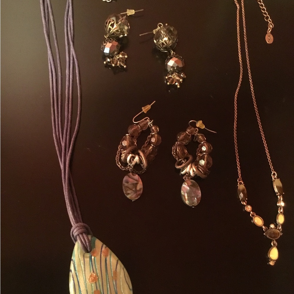 Fashion jewelry    Necklaces and earrings including 2028